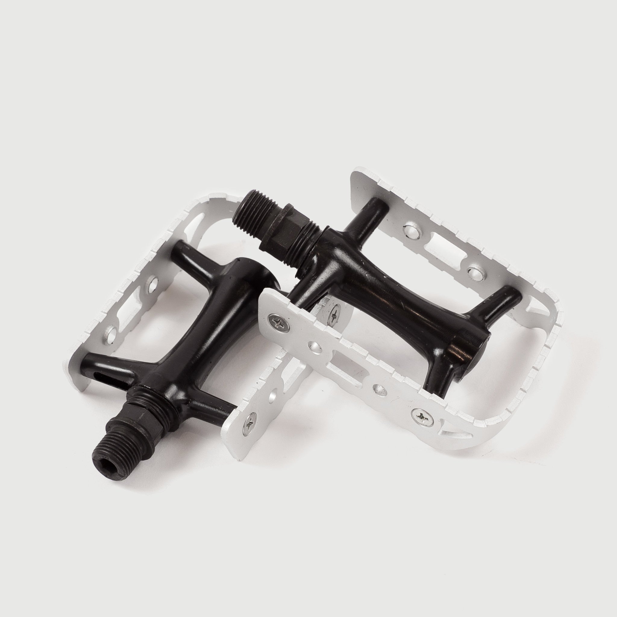 R-200 Silver / Black Pedals